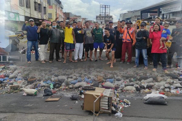 Kesal! Sampah Menggunung Tidak Di Angkut, Warga Sukalaya Beraksi