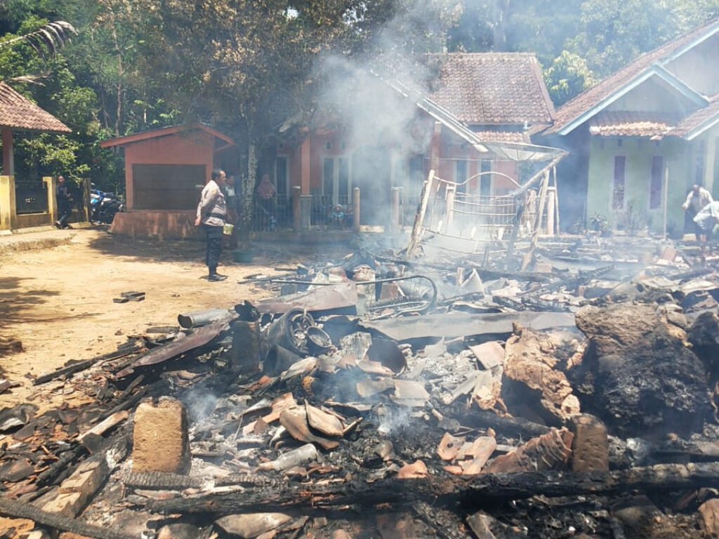 Rumah Panggung Milik Warga Cihaurkuning Habis Terbakar