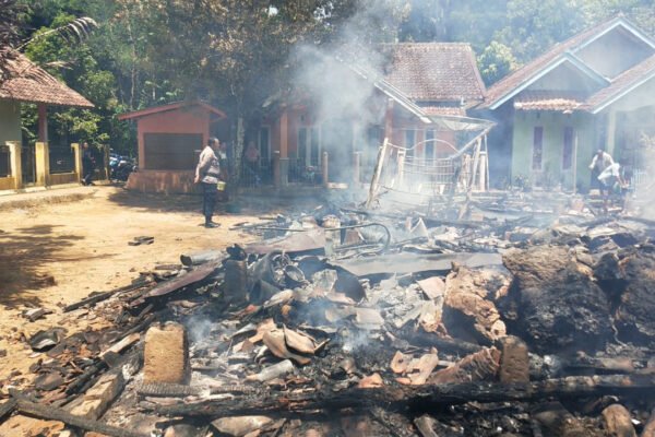 Rumah Panggung Milik Warga Cihaurkuning Habis Terbakar