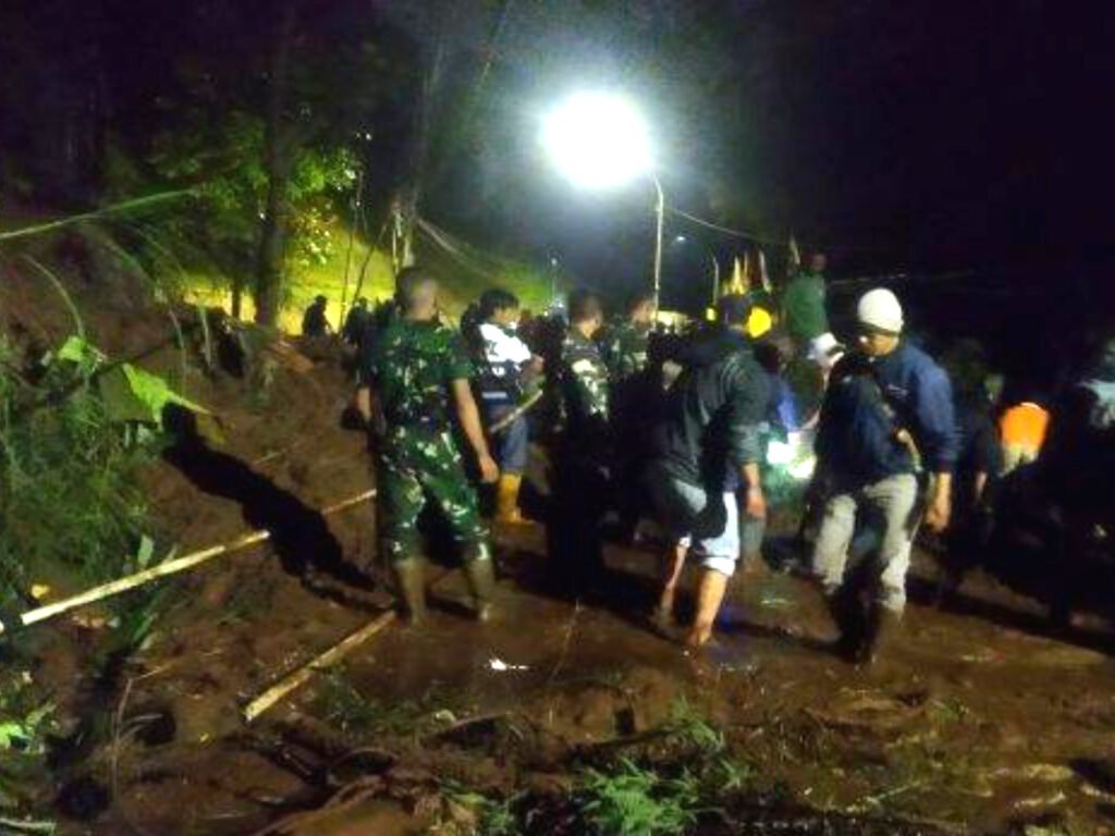 Material Longsor Tutup Total Jl. Kolmas Bandung Barat