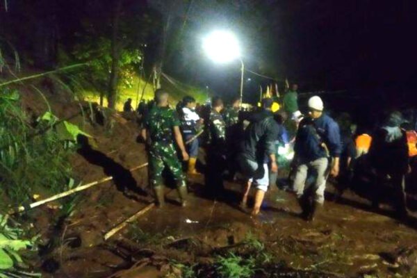 Material Longsor Tutup Total Jl. Kolmas Bandung Barat