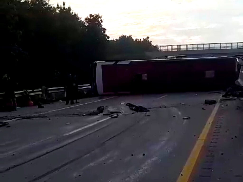 Bus Rombongan Hanura Terguling di Tol Ngawi