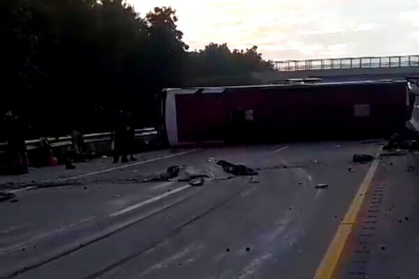 Bus Rombongan Hanura Terguling di Tol Ngawi