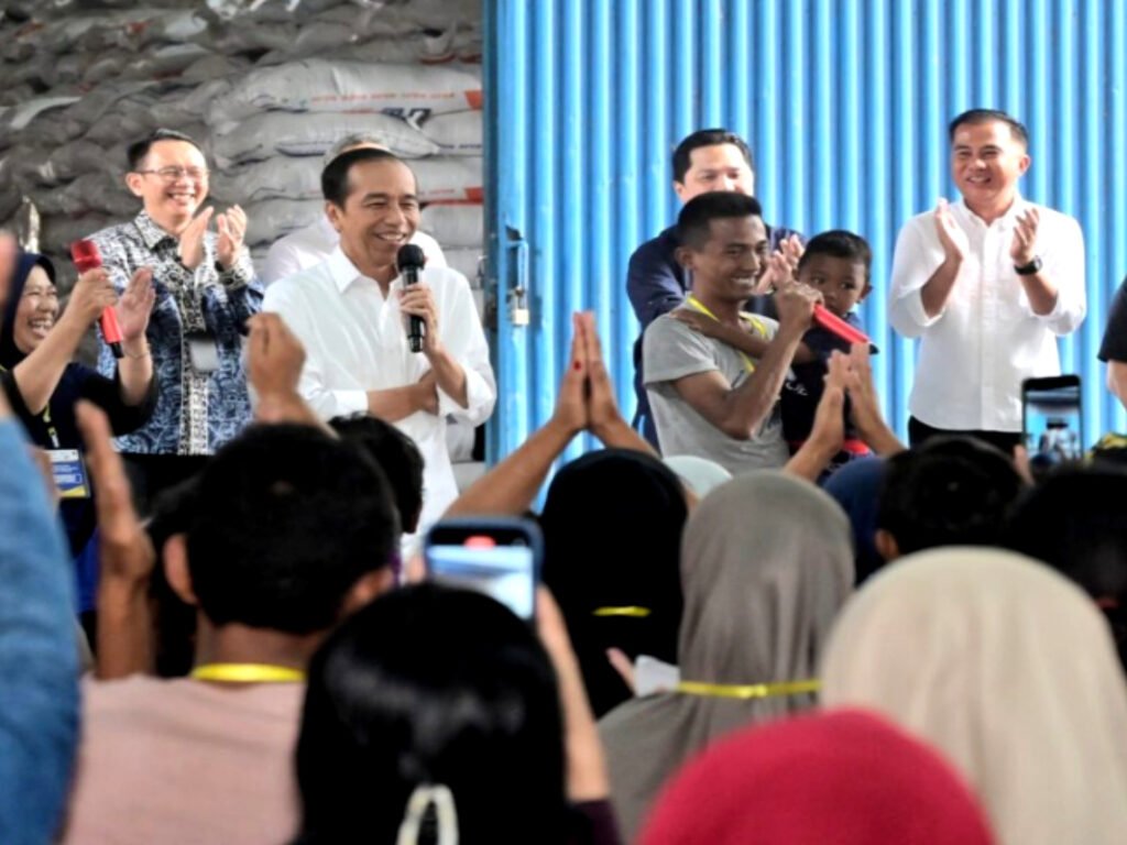 Presiden Jokowi Serahkan Bantuan Pangan kepada Warga Bekasi
