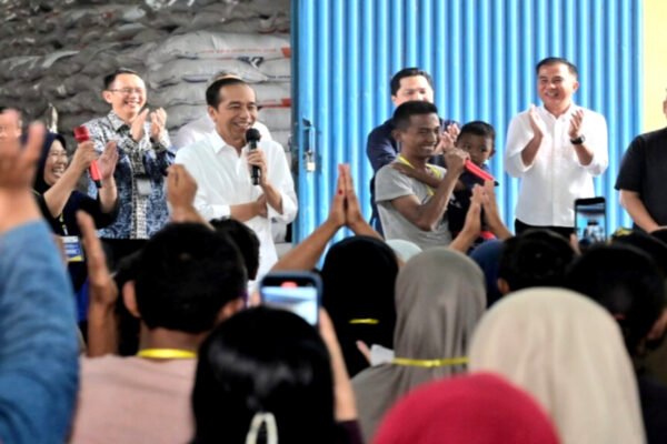 Presiden Jokowi Serahkan Bantuan Pangan kepada Warga Bekasi