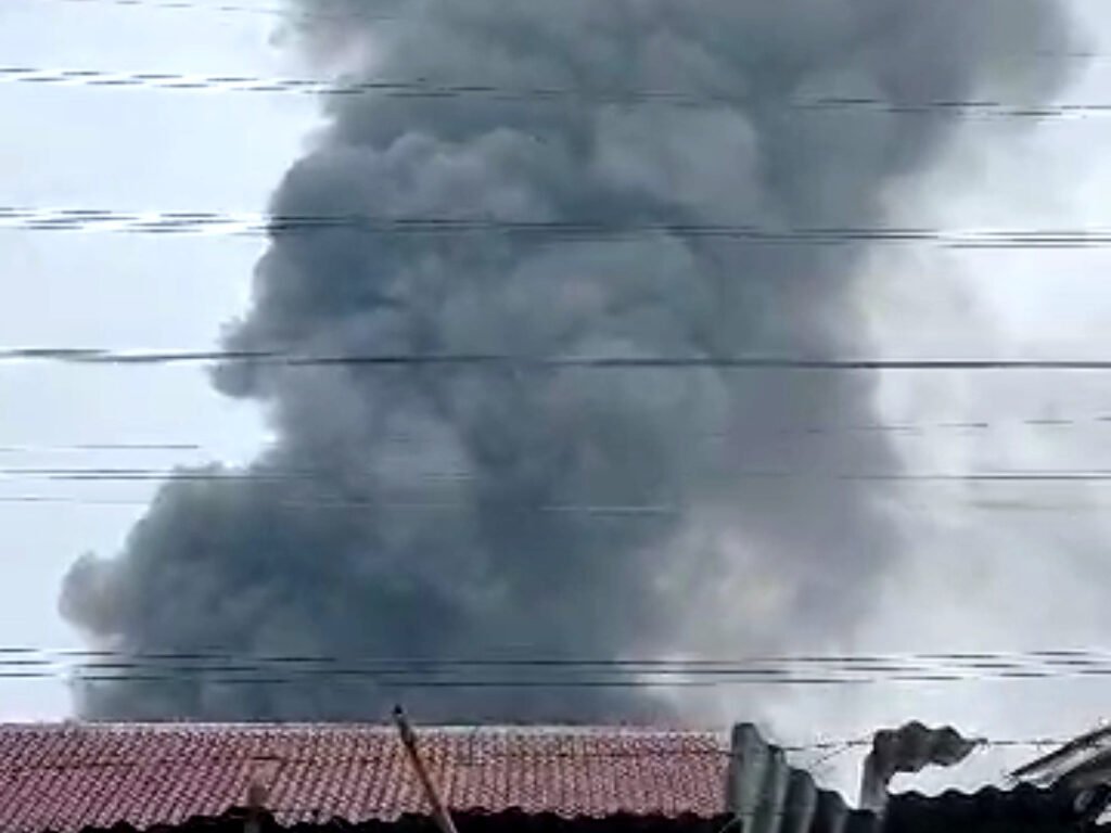 Usai Sepekan Diterjang Angin Puting Beliung, Kini Sijago Merah Lalap Pabrik Kahatex Sumedang