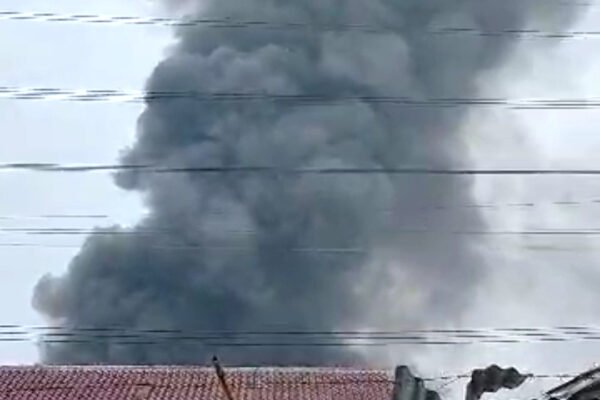Usai Sepekan Diterjang Angin Puting Beliung, Kini Sijago Merah Lalap Pabrik Kahatex Sumedang