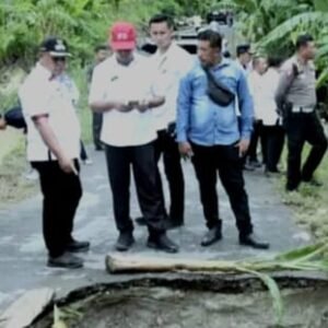 Bupati Lamsel Tinjau Jembatan Rusak