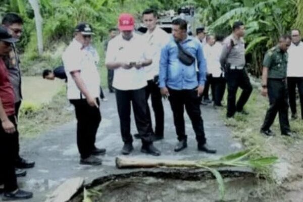 Bupati Lampung Ajak Warga Sekitar Perbaiki Jembatan Rusak di Desa Sumber Nadi, Kecamatan Ketapang