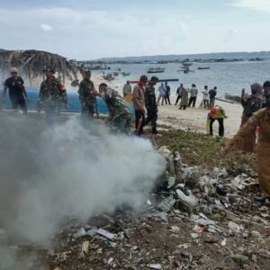 Forkompinda Lombok Timur Bersihkan Area yang Akan Dikunjungi President Jokowi.