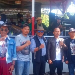 Kadis Peternakan dan Perikanan, Ir. H. Beni Yoga Gunasantika, MP (tengah menggunakan rompi dan kacamata) berfoto bersama. (Ft: ron's)