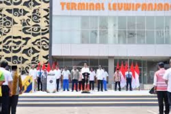Presiden Jokowi Resmikan Terminal Leuwipanjang