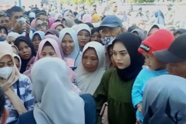 Harga Beras Mahal, Ibu-ibu Rela Antri di Pasar Murah