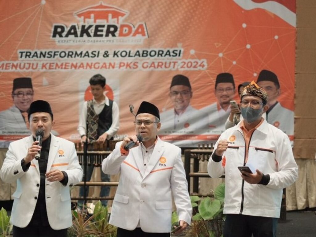 Berpengalaman Bergaul Dengan Warga Lintas Negara Dampingi Helmi Budiman di DPD PKS Garut