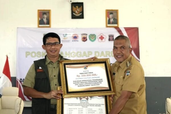 Untuk Percepatan Penanganan Bencana, Bupati KBB Terima DSP Rp.250 juta dari BNPB
