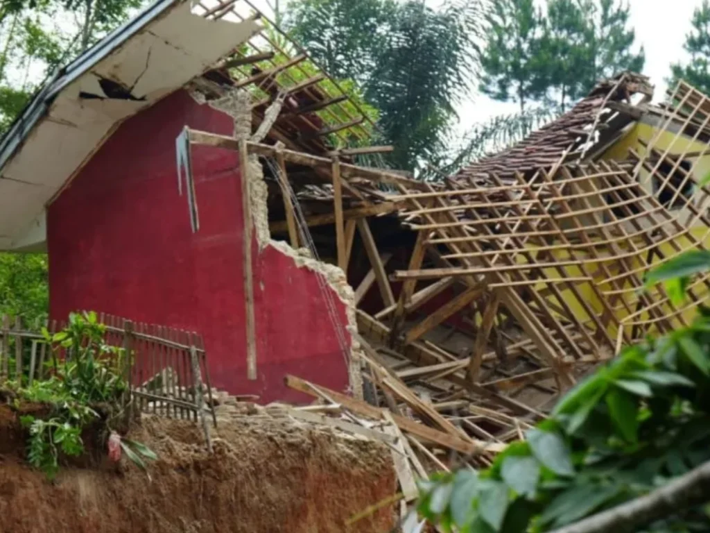 Gerakan Tanah di Rongga Bandung Barat, Ratusan Warga Mengungsi