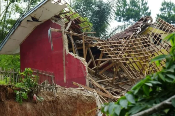 Gerakan Tanah di Rongga Bandung Barat, Ratusan Warga Mengungsi