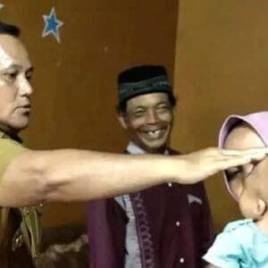 Bupati Lamsel Jenguk Anak Penderita Jantung Bocor