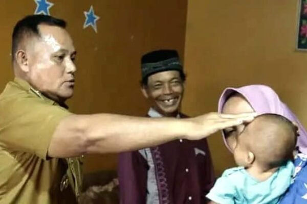 Bayi Penderita Jantung Bocor Dijenguk Bupati Lamsel