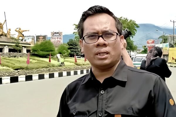 PUPR Garut Implementasikan Aspal Pelastik, Siapa yang Diuntungkan ?