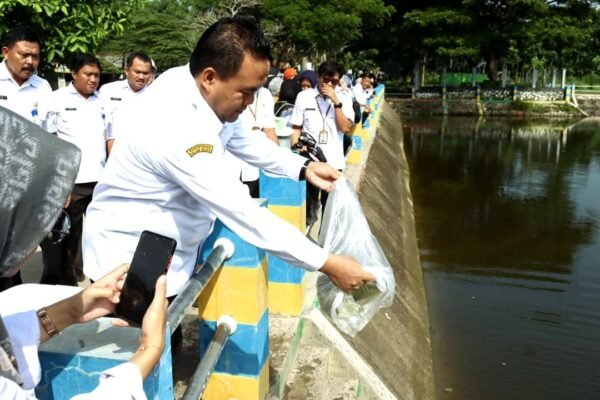 Embung Rowo Karangjati Ditebari Bibit IKan Oleh Bupati Guna Tinkatkan Konsumsi Ikan Warga