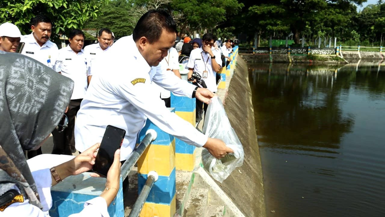 Bupati Blora Menabur Benih Ikan di Embung