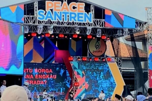 PeaceSantren Kemenag Tebar Kedamaian Bersama Band GIgi di Garut