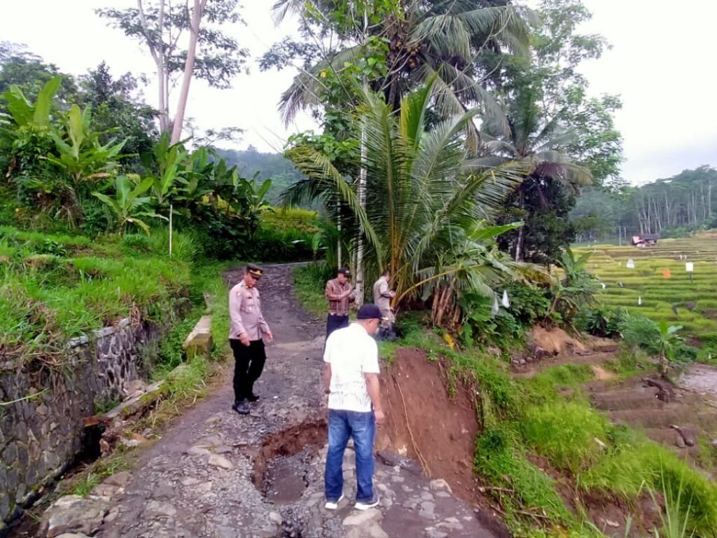 Jalan Desa di Pakenjang Garut Longsor