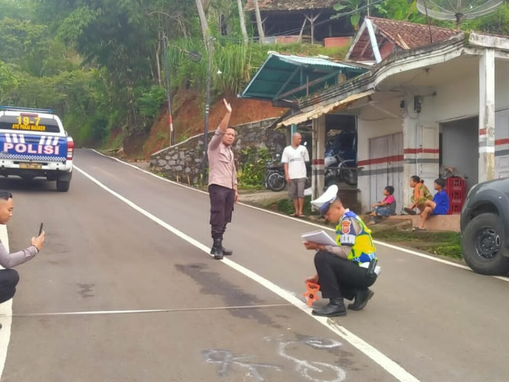 Sepeda Motor VS Truck Box di Jalan Raya Pakenjang, Satu Orang Tewas