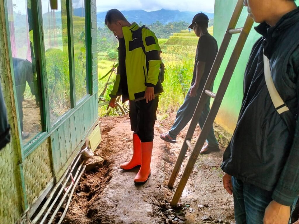 Tanah Bergerak di Banjarwangi Garut, Belasan Rumah dan Mushola Rusak Berat