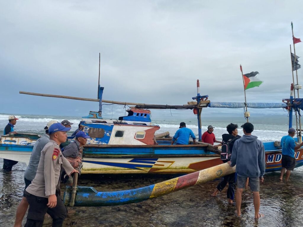 Diduga Lelah dan Tertidur, Perahu Nelayan di Pameungpeuk Terdampar