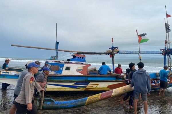 Diduga Lelah dan Tertidur, Perahu Nelayan di Pameungpeuk Terdampar