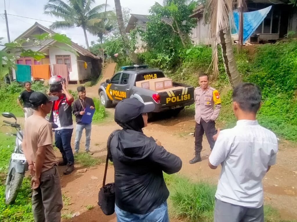 Bersama Yayasan Panda Garut, Polsek Banjarwangi Distribusikan Bantuan Sembako