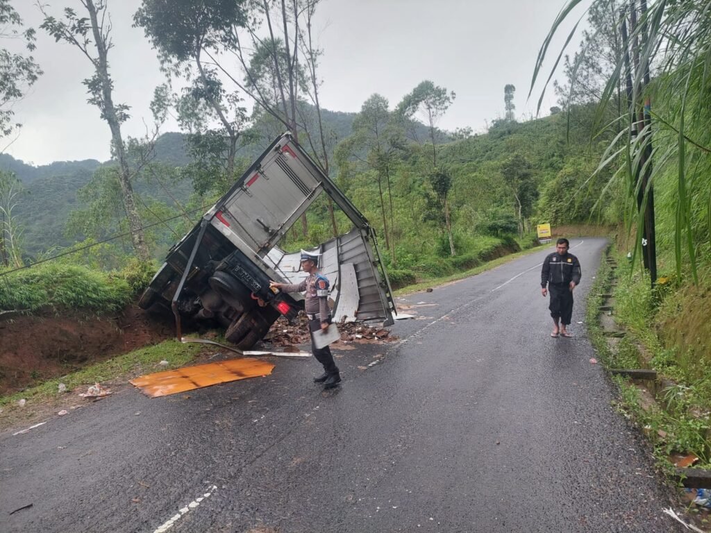 Diduga Rem Blong, Truck Box Terguling Usai Serempet Inova Zenix dan Tabrak Tebing di Jalan Raya Cikajang