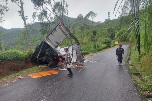 Diduga Rem Blong, Truck Box Terguling Usai Serempet Inova Zenix dan Tabrak Tebing di Jalan Raya Cikajang