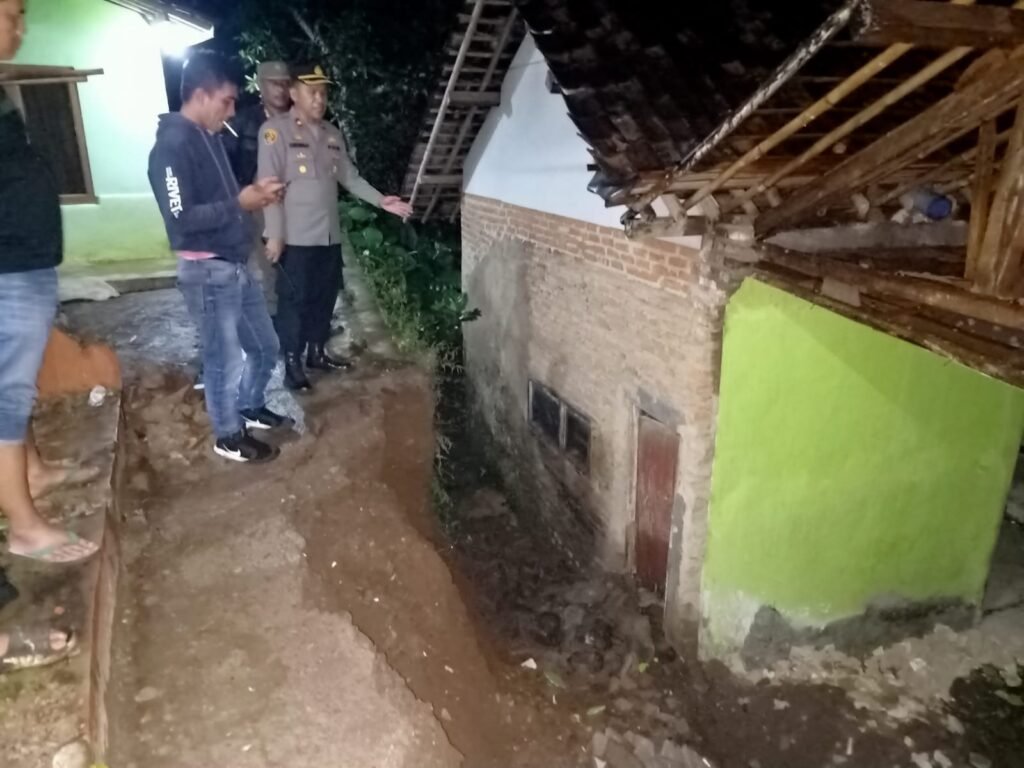 Jalan Amblas Tiimpa Rumah Warga di Kadungora Garut