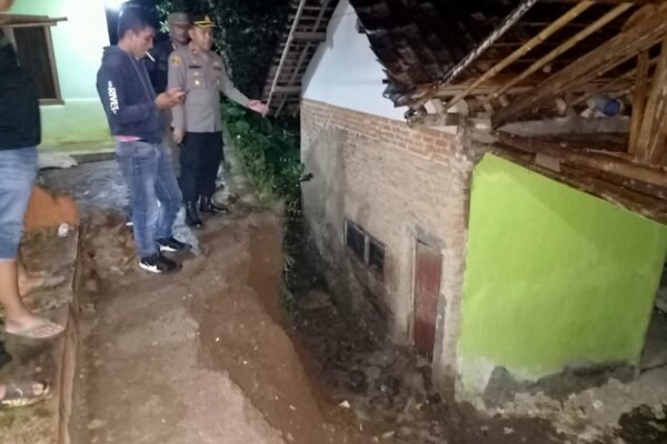 Jalan Amblas Tiimpa Rumah Warga di Kadungora Garut