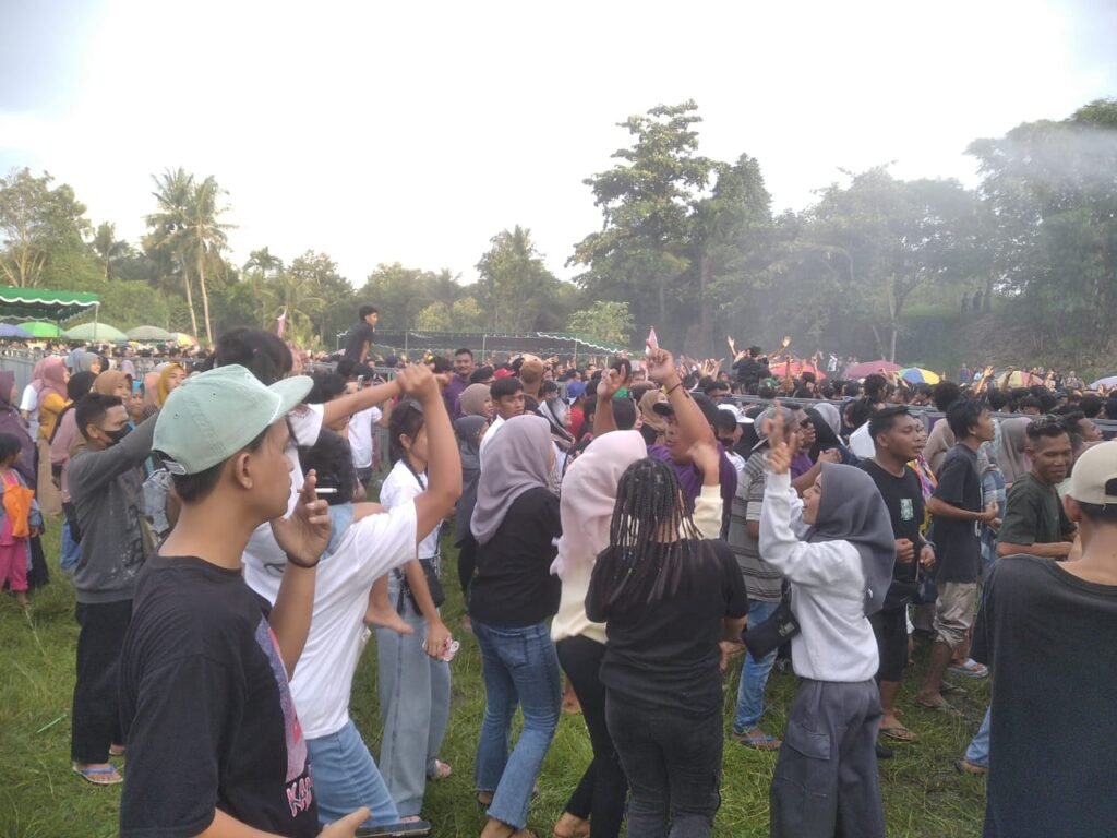 Desa Langko Berpesta, Ribuan Warga Tumpah Ruah Rayakan HUT ke-25 di Lombok Barat Bersama Amtenar