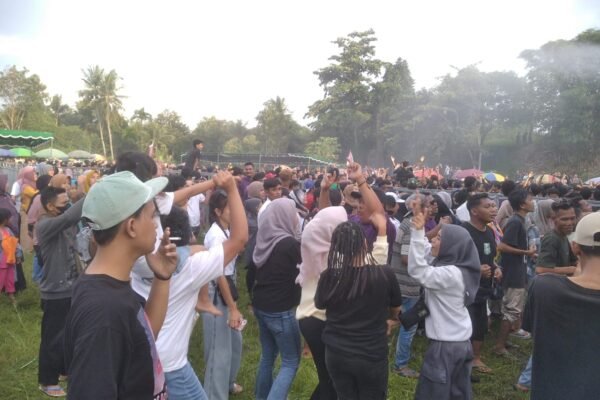 Desa Langko Berpesta, Ribuan Warga Tumpah Ruah Rayakan HUT ke-25 di Lombok Barat Bersama Amtenar