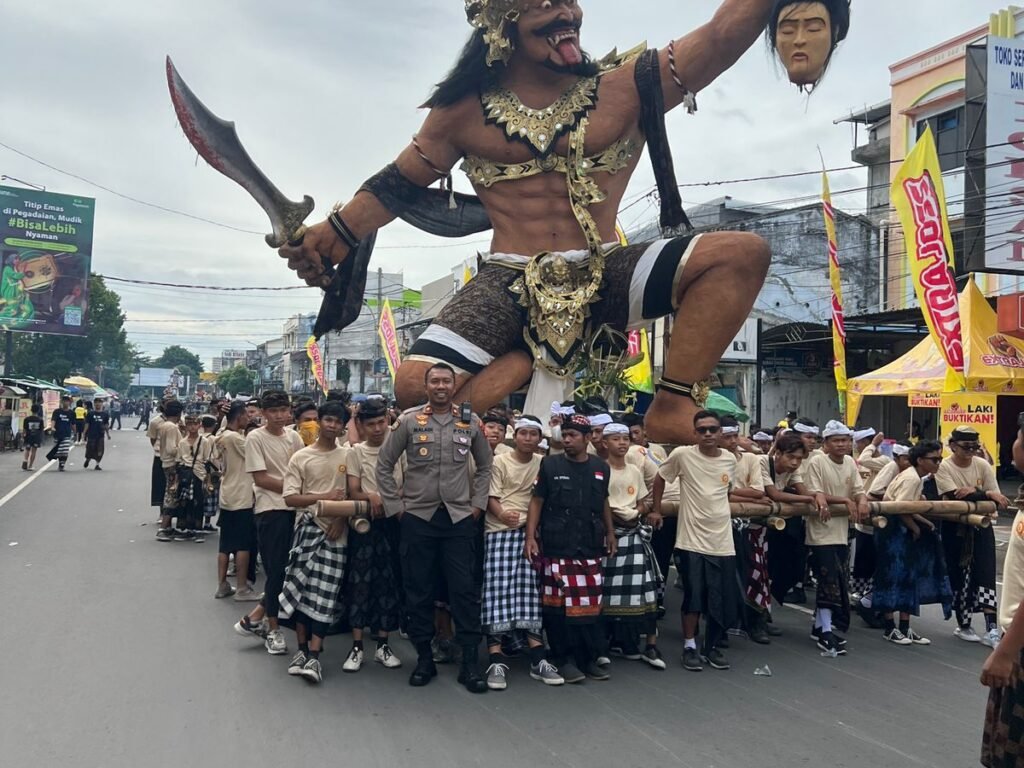 Polsek Sandubaya Kawal Ketat Pawai Ogoh-Ogoh Menuju Lokasi Parade