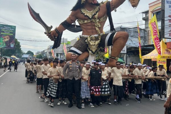 Polsek Sandubaya Kawal Ketat Pawai Ogoh-Ogoh Menuju Lokasi Parade
