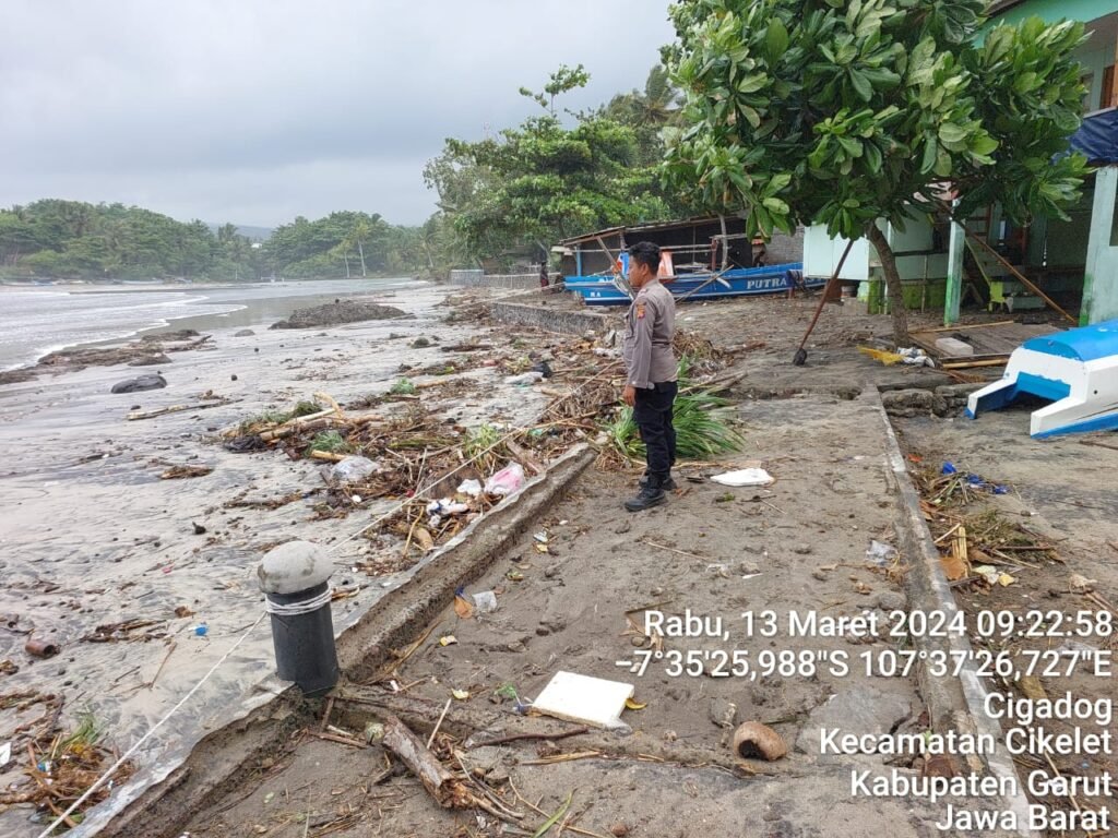Gelombang Pasang Dan Angin Kencang di Pesisir Pantai Selatan
