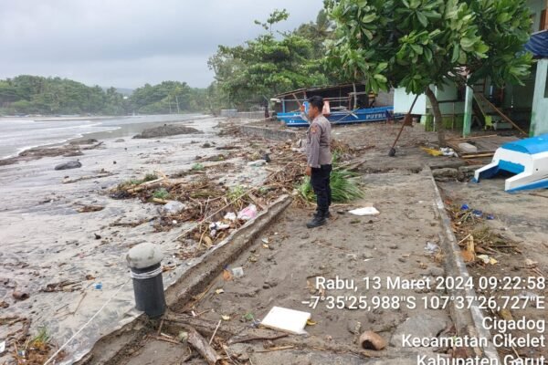 Gelombang Pasang Dan Angin Kencang di Pesisir Pantai Selatan