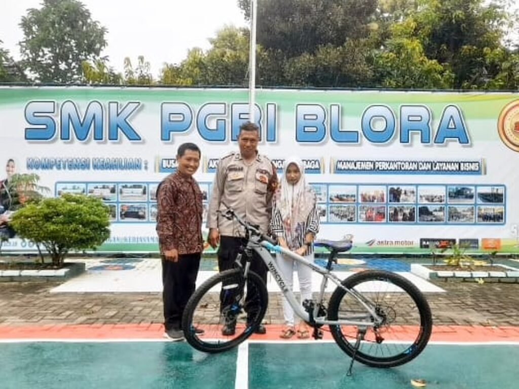 Setiap Hari Jalan Kaki Sekolah Sejauh 8 km, Dwi Ndandang Akhirnya Mendapatkan Ini…