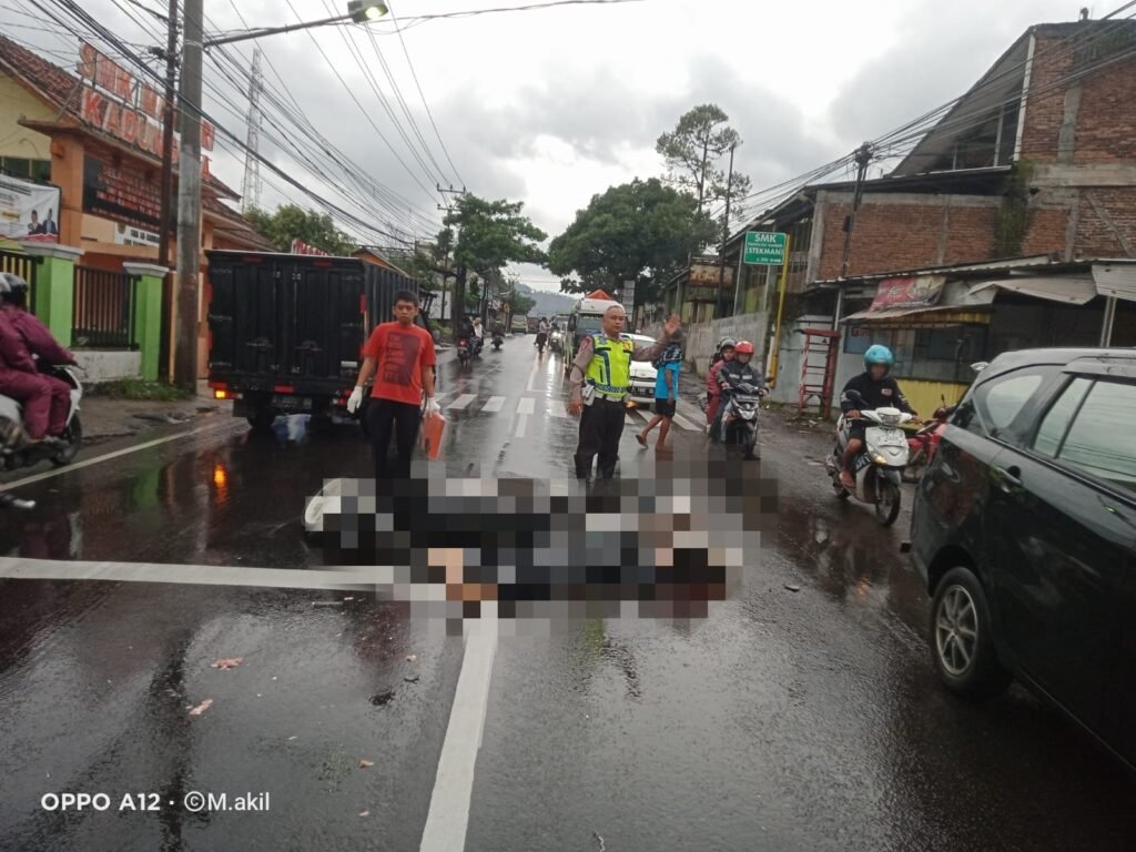 Pegendara Sepeda Motor Tewas Tergilas Bus di Jalan Raya Kadungora Garut