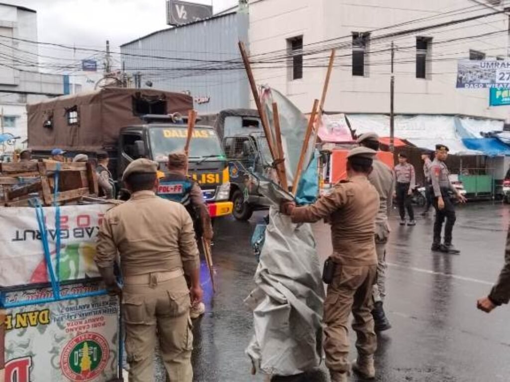 Satpol PP Garut Tertibkan PKL Yang Langgar Aturan