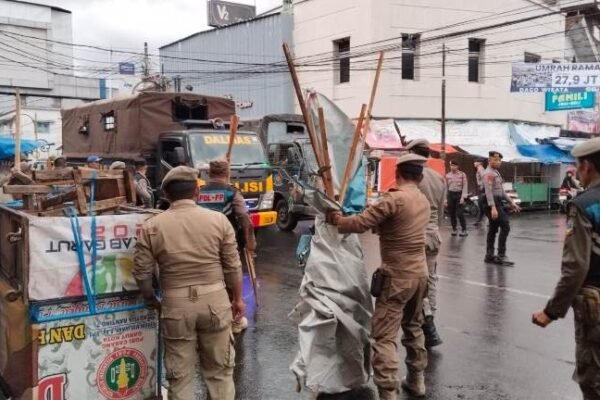 Satpol PP Garut Tertibkan PKL Yang Langgar Aturan