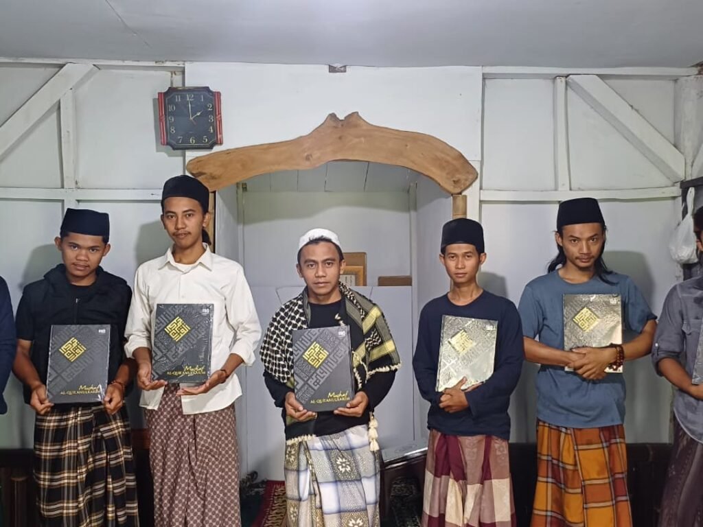 Gandeng Media, Sat Reskrim Polres Garut Salurkan Al-Quran di Hari ke Tiga Bulan Suci Ramadhan 1445 H