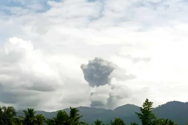 Gunung Dukono Erupsi, Muntahkan Abu Vulkanik Setinggi 1,5 kilometer