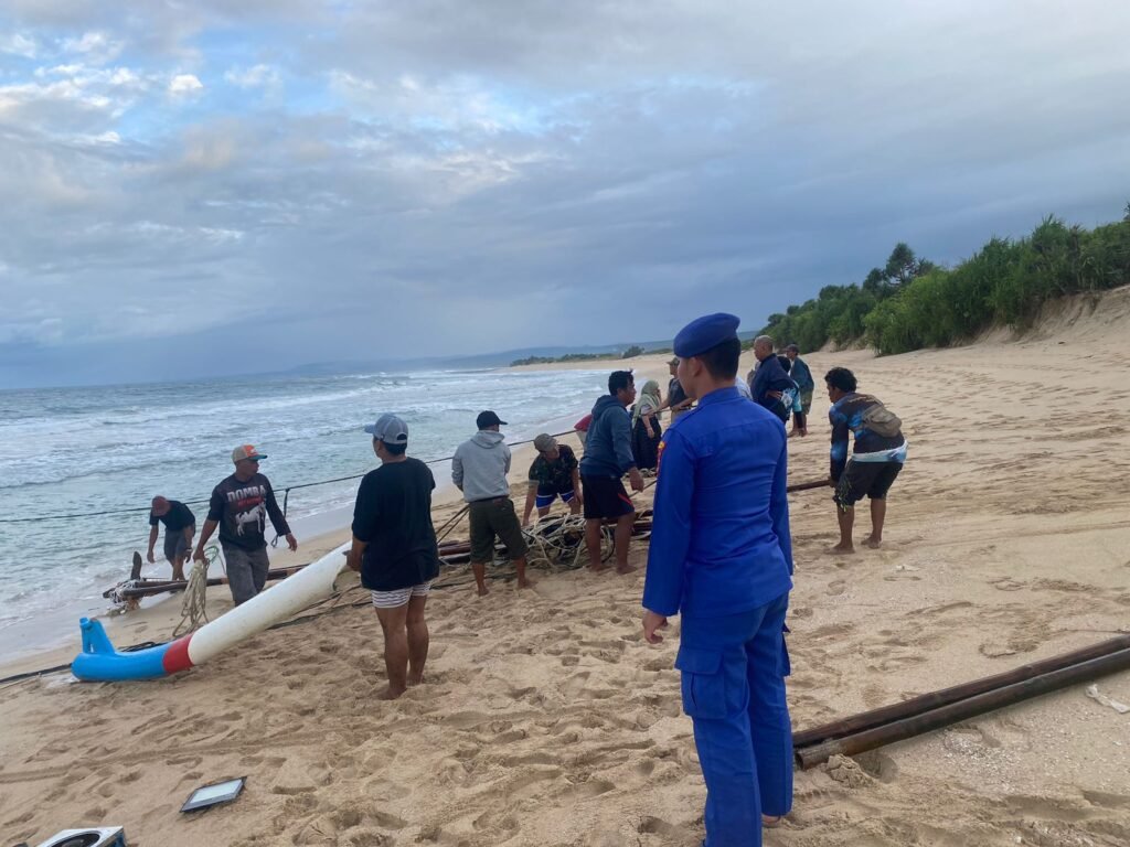 Tiga Hari Bertahan Di Laut Akibat Perahu Tenggelam, Nelayan Sukabumi Berhasil di Evakuasi